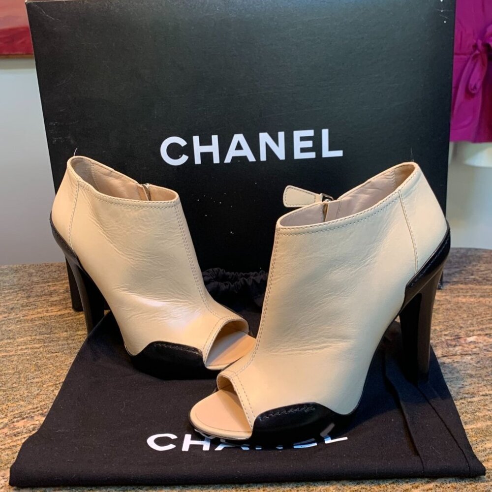 CHANEL NEW Open Toe Leather Ankle Boot Bootie Black & Tan CC Logo EU 38 US 7-7.5